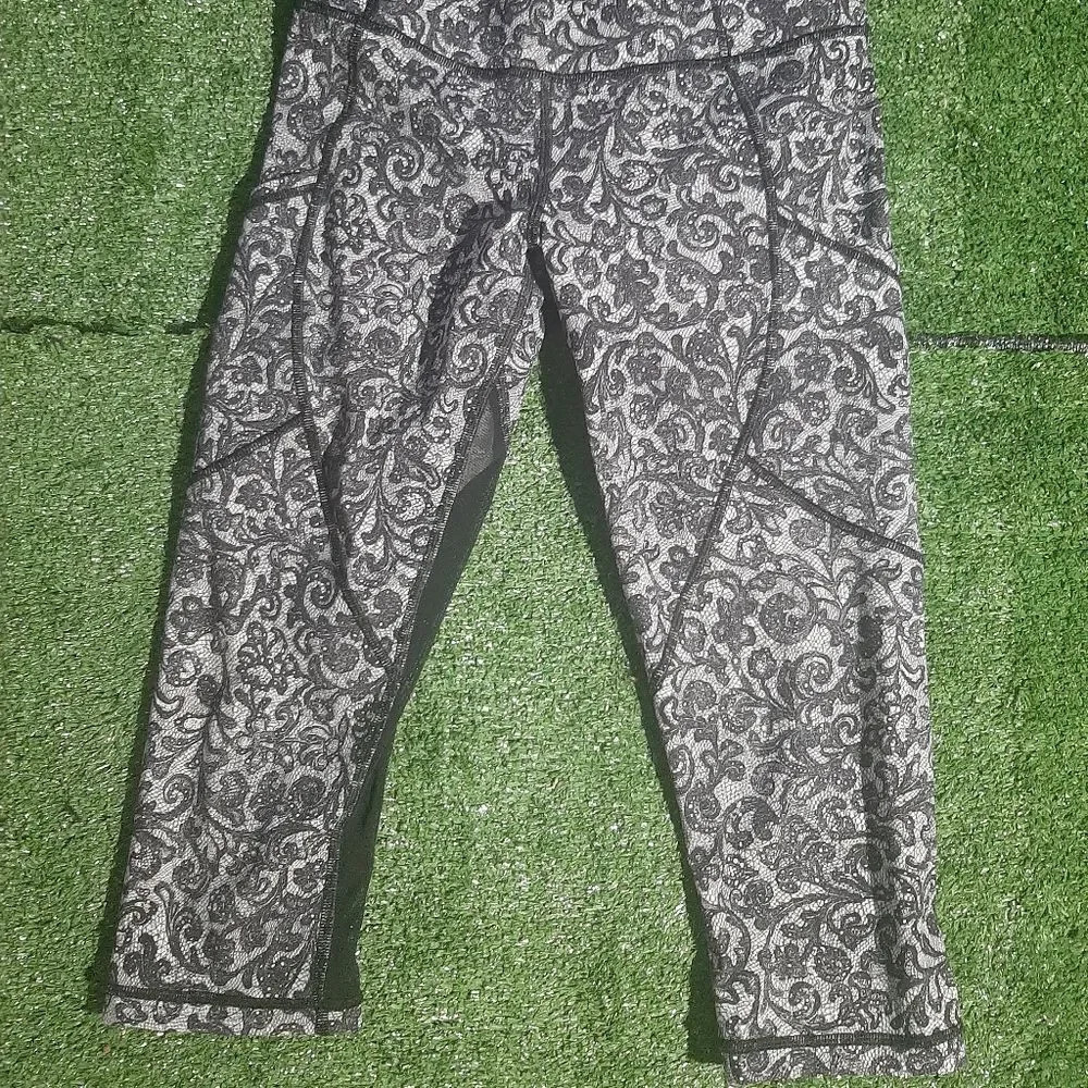 Womens lululemon Paisley Print Grey and Black Capri Leggings T6 Size 4